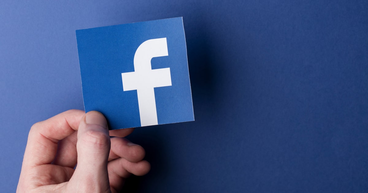 Wycięcie logo na Facebooku na niebieskim papierze