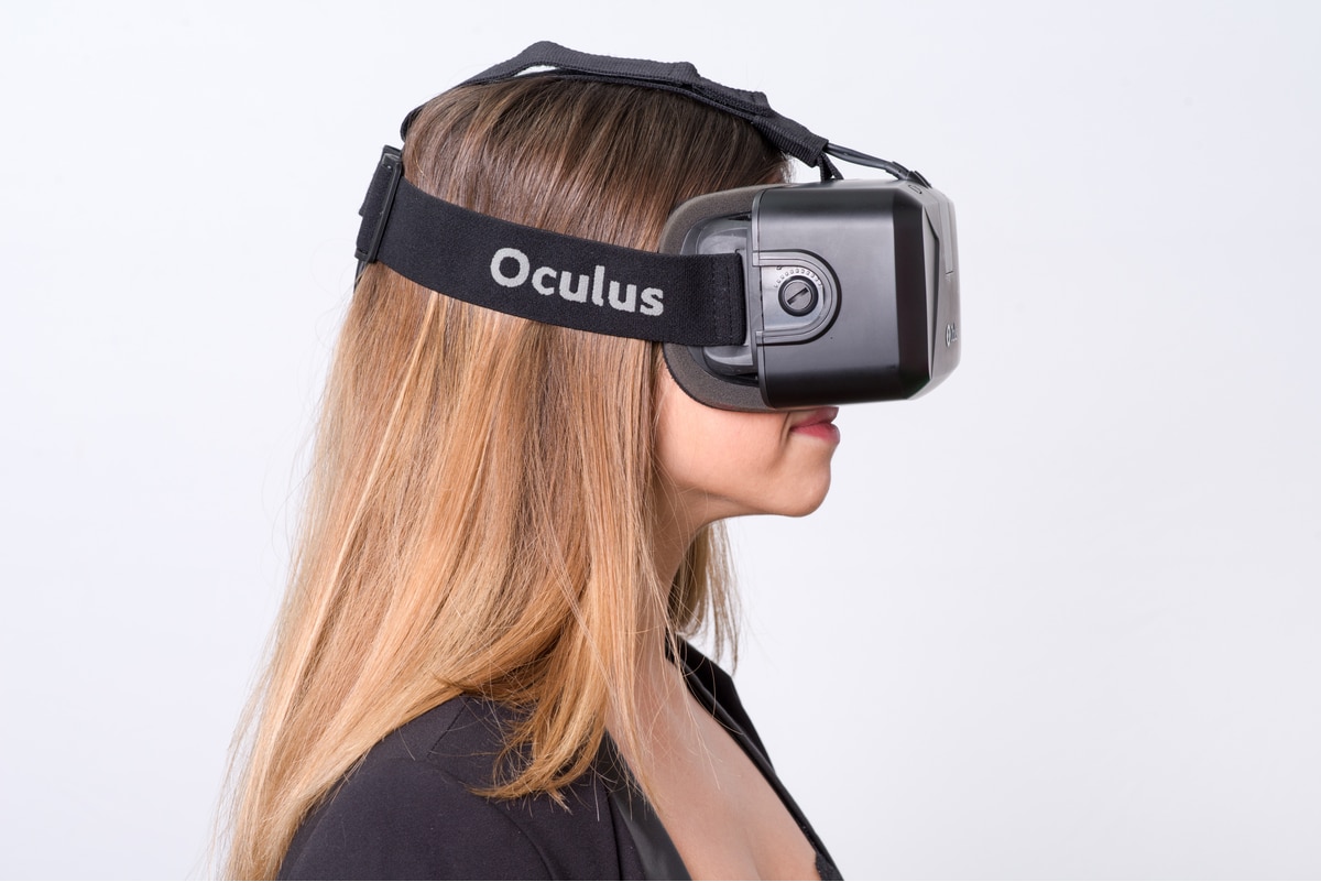 Mulher usando fone de ouvido Oculus